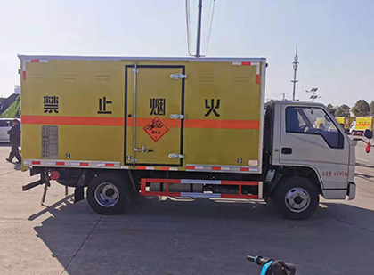 西昌镇爆破器材运输车